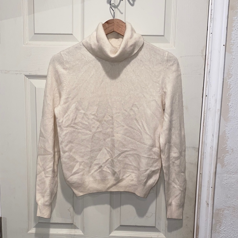 100% Cashmere Avellino Chic Ivory Turtleneck Sweater. Size M